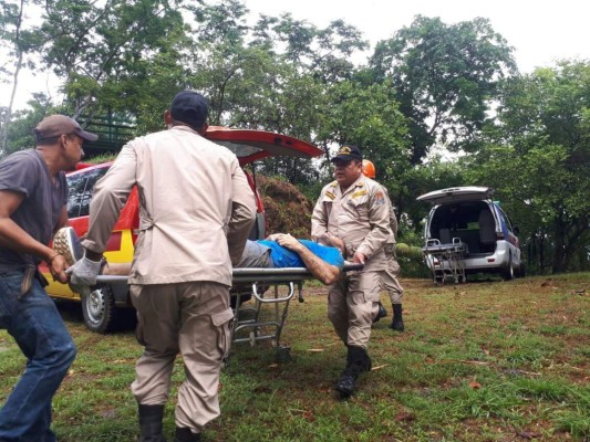 Pareja choca entre sí en cable de canopy en Roatán