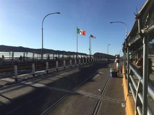 Migrantes bloquean puente entre México y EEUU