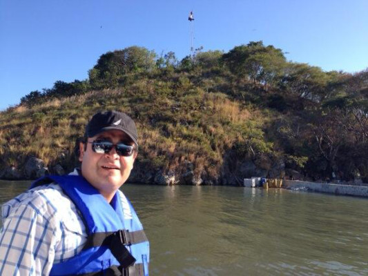 Juan O. Hernández supervisa proyectos en la isla Conejo