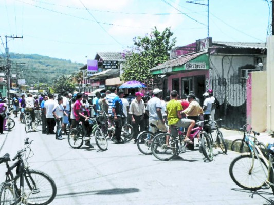 Ultiman a joven dentro de barbería en Tela