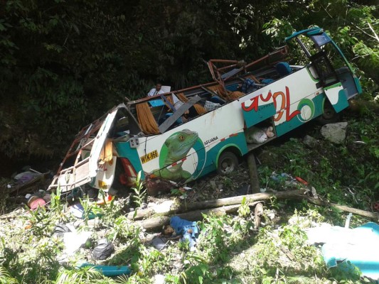 Caída de bus en abismo deja 16 muertos en Perú