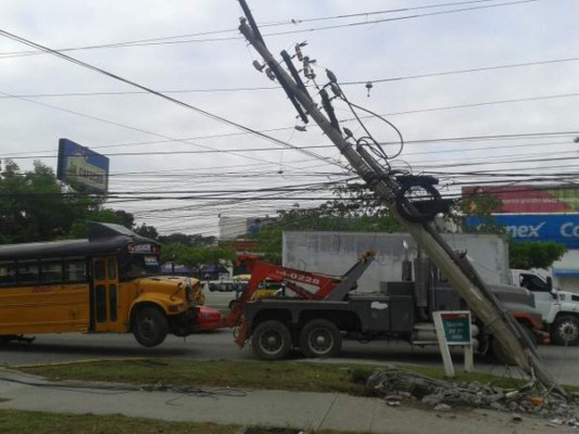 Bus de la ruta 7 se lleva poste en San Pedro Sula
