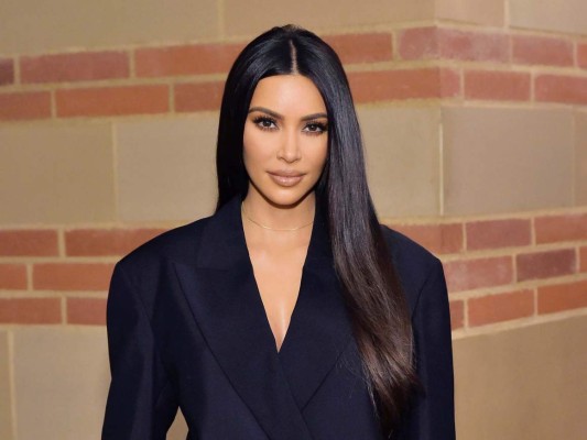 Acosador de Kim Kardashian le envía un anillo de diamantes y anticonceptivos
