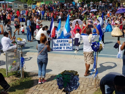 Escolares marchan para recordar el Día de la Independencia