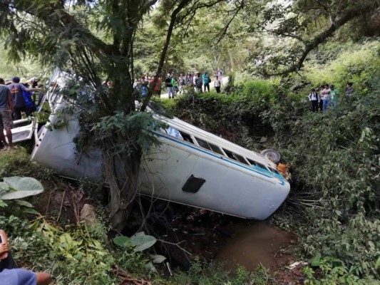 Bus cae en hondonada en El Hatillo y deja varios heridos