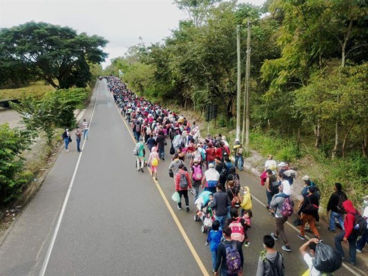 Guatemala pide a Honduras que detenga la salida masiva de su población