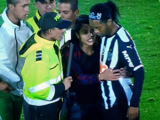 Video: Aficionado invade cancha para abrazar a Ronaldinho