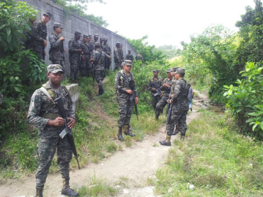 Desalojan a familias que tenían invadidos predios privados en Choloma