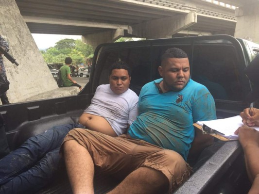 Capturan a dos hombres con un saco de supuesta droga en San Pedro Sula