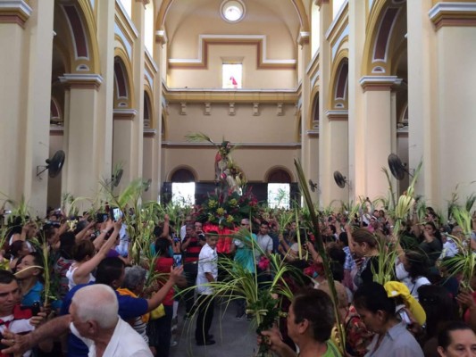 Católicos sampedranos reciben la bendición de palmas