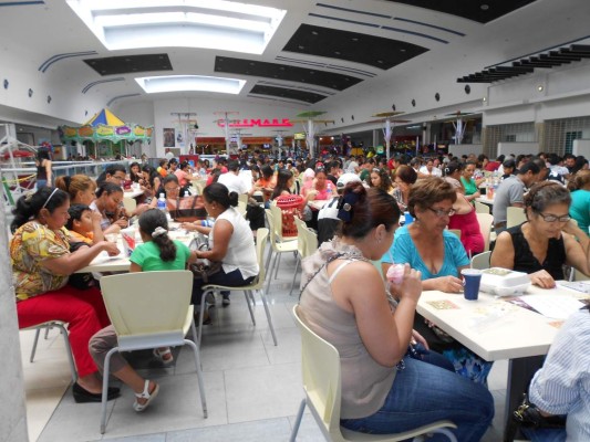 Tarde de premios y apoyo altruista con el bingo del Teléfono de la Esperanza