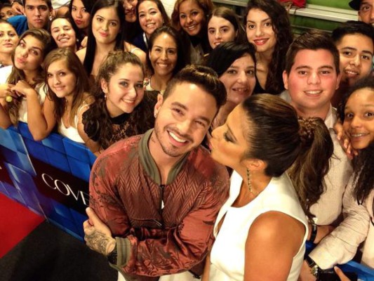 Desfile de estrellas en los Premios Juventud