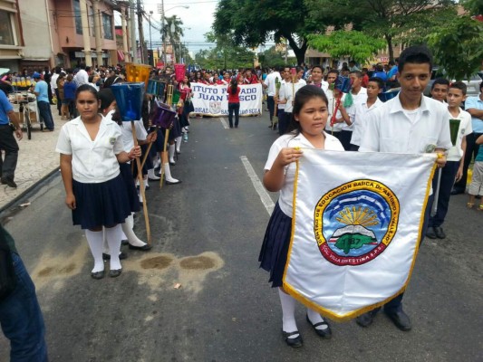Colegiales sampedranos celebran con desfile día de la alfabetización