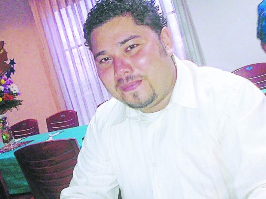 Ultiman a joven dentro de barbería en Tela