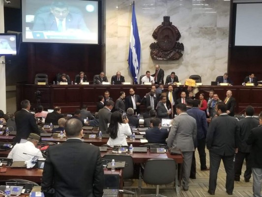 En medio de zafarrancho ratifican a directiva del Congreso Nacional