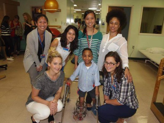 Jennifer Lawrence visita a niños en hospital
