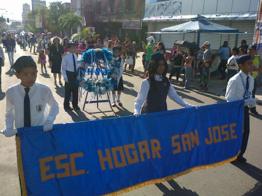 Escolares de San Pedro Sula rinden homenaje a Honduras en desfiles