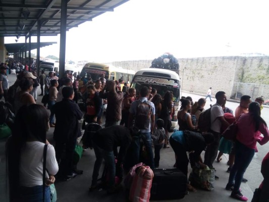 Hondureños con maleta abarrotan terminal para festejar Navidad en familia