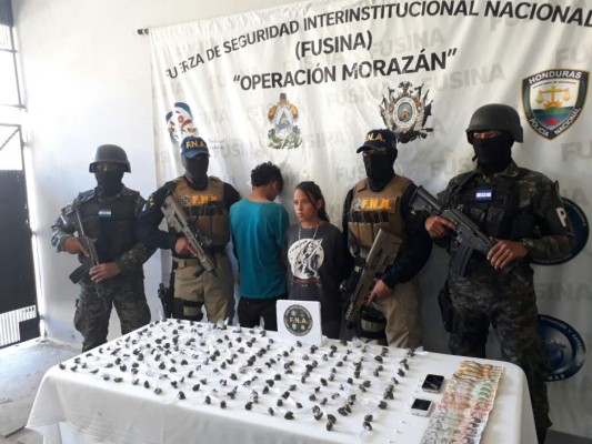 Capturan a dos menores de edad y a una mujer por tráfico de drogas y extorsión