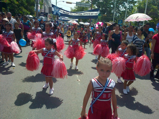 Escolares de San Pedro Sula rinden homenaje a Honduras en desfiles