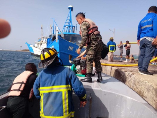 Embarcación pesquera se incendia en Roatán; una persona resulta herida