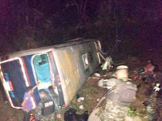 Bus con 70 pasajeros cae en una hondonada en La Ceibita