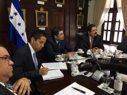 Gobierno retoma el diálogo y convoca a 40 organizaciones