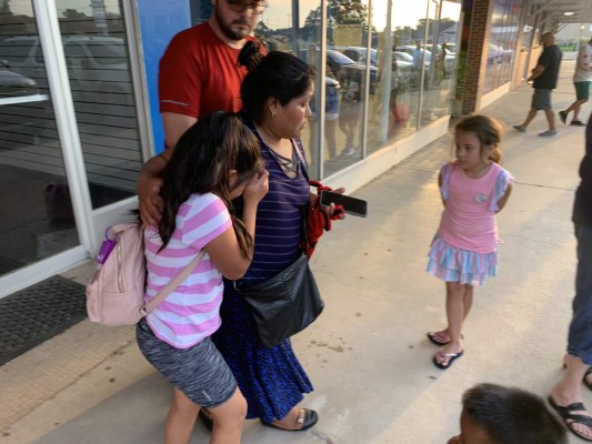 Niños dependen de vecinos tras arresto de cientos de inmigrantes en Mississippi