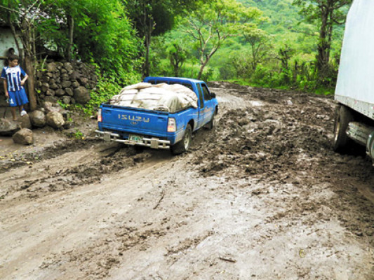 Deslizamientos y derrumbes dejan lluvias en occidente