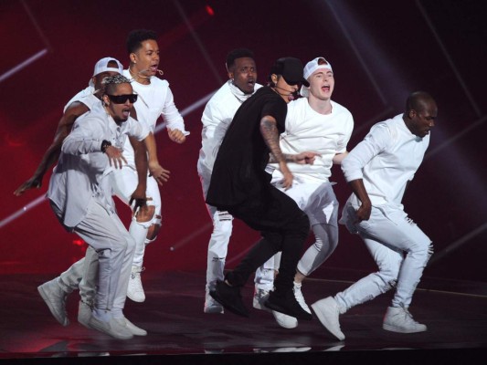 El joven presentó su tema “What do you mean?” en los Premios MTV VMA y hasta lloró al final.