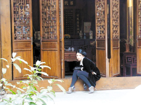 Kenia Melissa Andrade luce orgullosa su premio