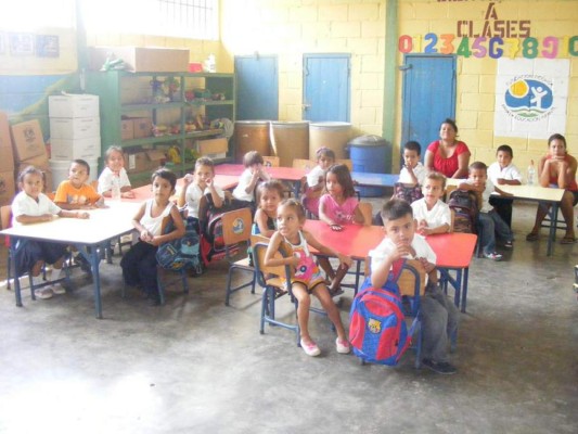 Unos 40 niños hondureños son beneficiados con donación de útiles escolares