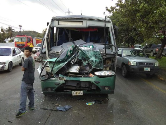 La colisión entre la rastra y bus se dio en la autopista de Choloma a San Pedro Sula.