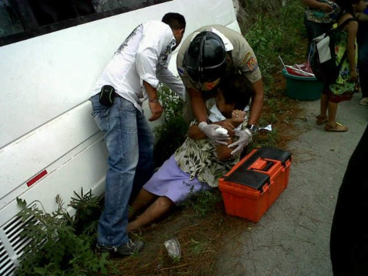 Tres heridos tras accidente de bus en carretera a Siguatepeque