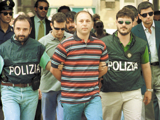 Mafioso denuncia vínculo con Berlusconi