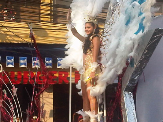 Hondureños disfrutan del Gran Carnaval de La Ceiba