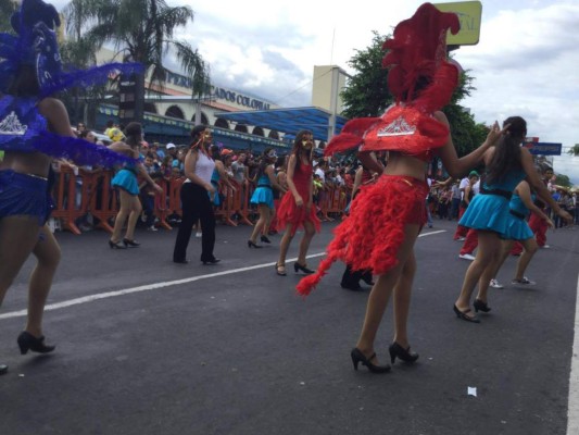 Las bellas chicas en el desfile de la Feria Juniana