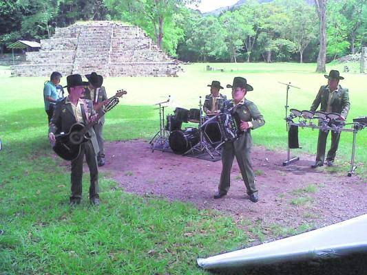 La alianza entre el cartel de Sinaloa que lidera Guzmán Loera y sus socios en Honduras se remonta al año 2006 cuando trasciende información de la presencia del “Chapo” en extravagantes y multitudinarias fiestas ofrecidas por los Valle y demás colaboradores con los que trasegaba droga. Los Tucanes de tijuana se presentaron en Las Ruinas de Copán.