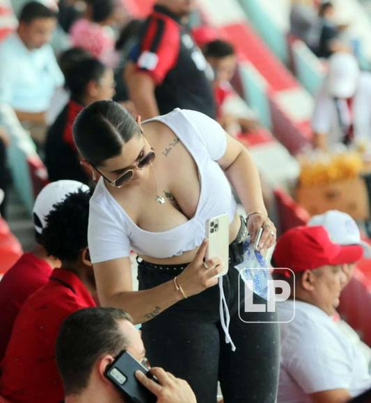 Otra guapa chica que robó muchas miradas en el sector de silla del estadio Nacional Chelato Uclés.