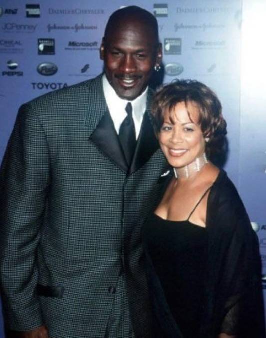 Michael Jordan y Juanita Vanoy<br/>Acuerdo de divorcio: $ 168 millones de dólares<br/><br/>Tras dieciocho años de matrimonio y tres hijos en común, Juanita contrató un detective y confirmó las múltiples infidelidades de la ex estrella de los Bulls.<br/><br/>