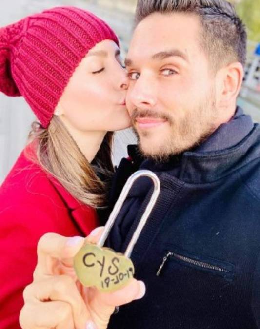 En el Puente de las Artes Carmen y Sebastián dejaron su candado de amor con sus iniciales.