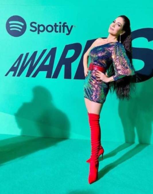 Patricia Manterola demostró que a sus 47 años sigue luciendo una figura espectacular, la actriz y cantante llegó con un vestido corto y unas botas y cinturón color rojo.