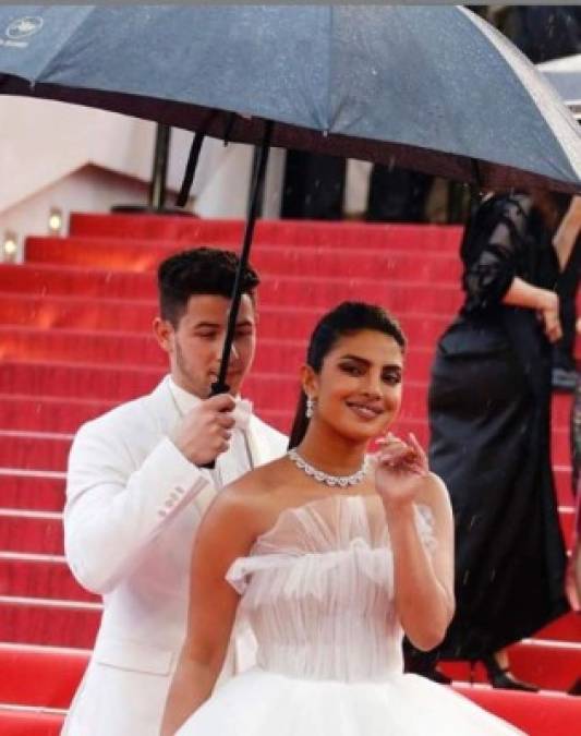 La pareja deslumbró en la alfombra de este sábado, ambos eligieron el color blanco para su vestuario.