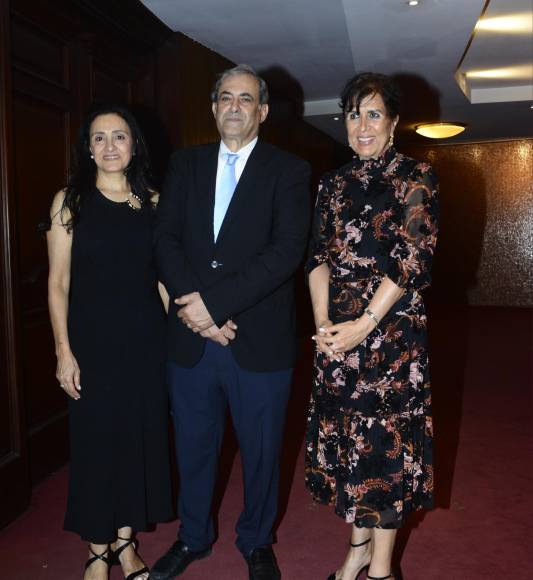 Ellen y Karim Qubain y Carmen de Faraj