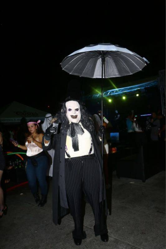 Uno de los disfraces más sorprendentes se pudo observar en Eternity. Manuel Neza con su disfraz de “Pingüino”, rival de Batman.