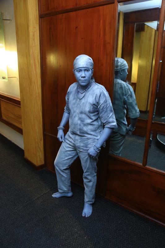 Una de las estatuas vivientes en la entrada del auditorio del CCS.