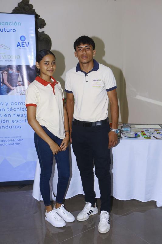 Deyni Ruíz y Kevin Díaz, dos jóvenes que han sido beneficiados por la Fundación Verón.
