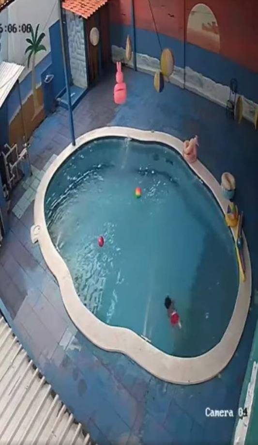 Se observa segundos después a la menor flotando boca abajo. 