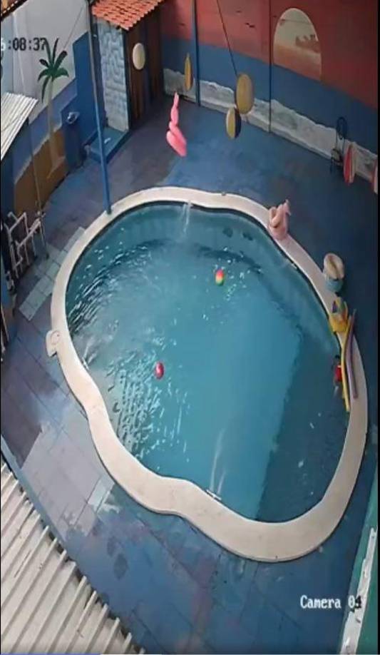 Entonces, falta poco para que se percaten que la menor está en la piscina. 