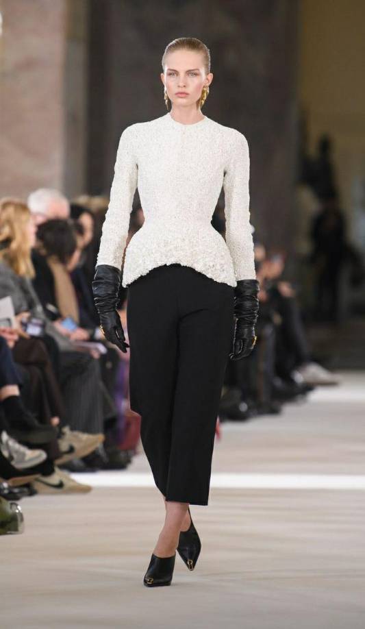 <b>El desfile, que tuvo lugar en la espectacular entrada del Petit Palais de París, acogió a numerosas celebridades como las actrices Diane Kruger, Rossy de Palma, Philippine Leroy-Beaulieu, la exmodelo Inès de la Fressange o la cantante Doja Cat.</b>